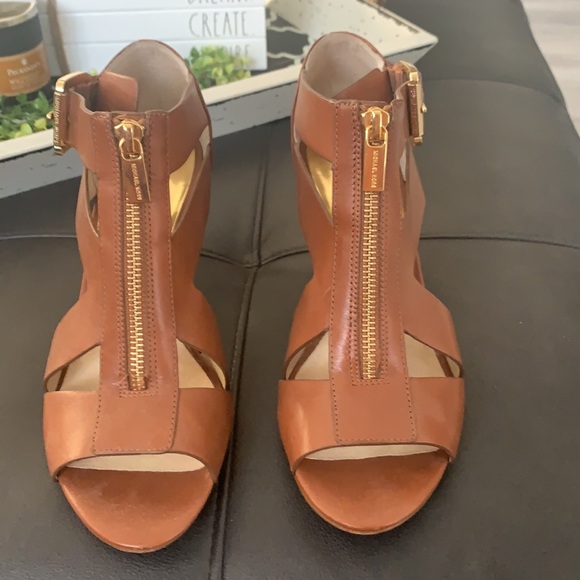 Michael Kors - Picture 2 of 3